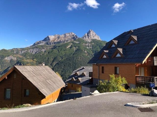 Joli Avec Terrasse Vue Sur Les Montagnes *